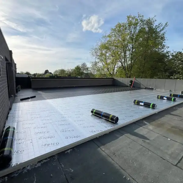 Volledig platte dak waar we pir isolatie zien met roofing rollen zelfklevend als onderlaag
